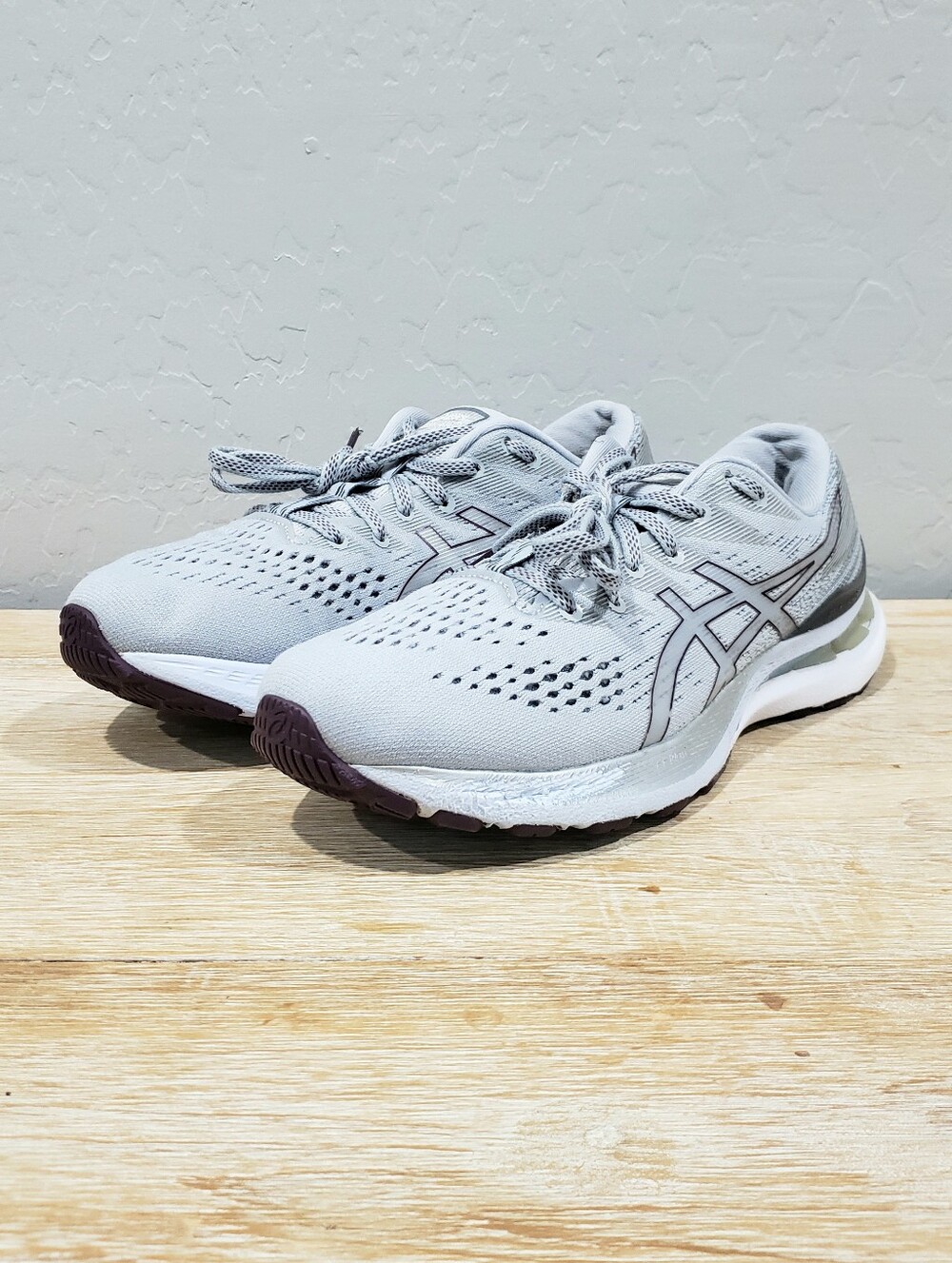ASICS Women's GEL-Kayano 28 Athleisure Sneakers (9W) Lt Gray/Metallic Silver